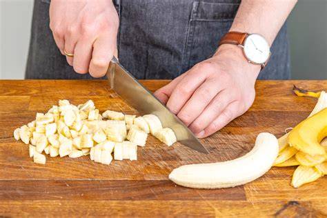 Bananen und Quark auf einem Brett