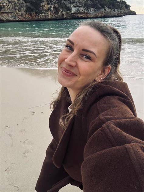 Bananen und gemahlene Mandeln auf Holzbrett