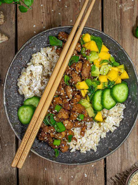 Bananen- und Mangostücke als Topping auf schwarzem Kokosreis