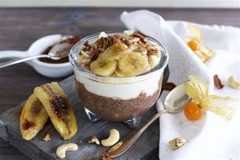 Bananen-Chia Pudding mit gebackenen Bananen und Pekannüssen