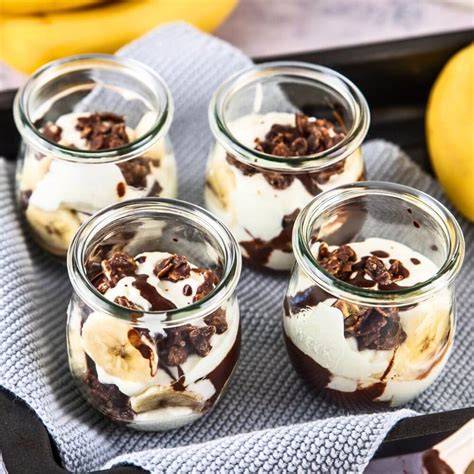 Bananen-Joghurt-Quark im Glas mit Nuss-Topping