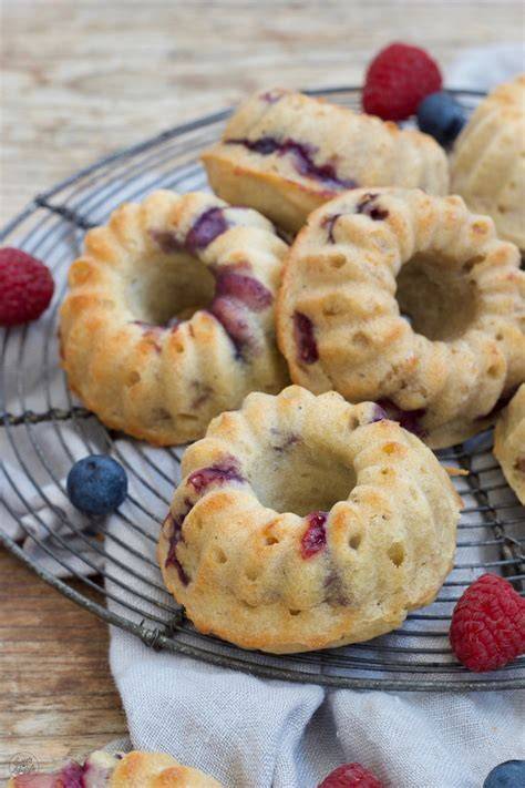 Bananen-Minigugelhupf mit Beeren