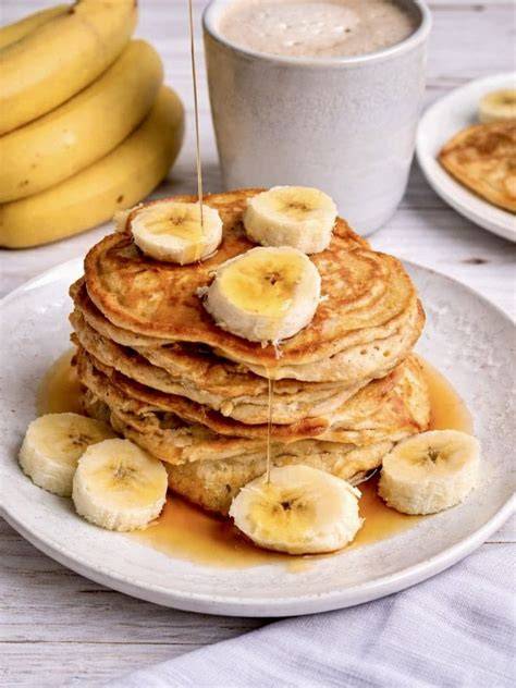 Bananen-Pancakes auf Teller mit Ahornsirup