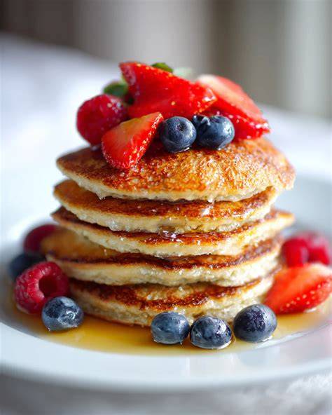 Bananen-Pancakes mit Ahornsirup und frischen Beeren
