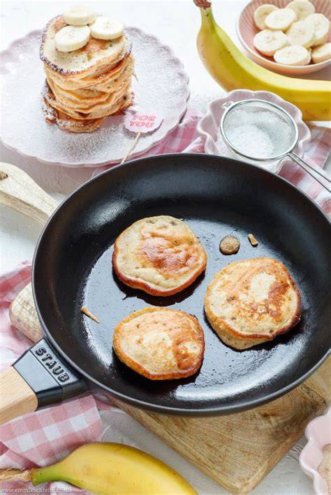 Bananen-Pancakes mit Beeren und Nüssen