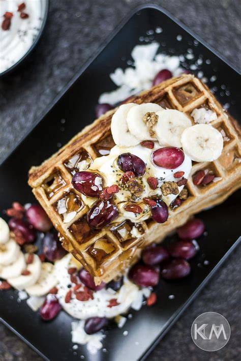Bananen-Quark-Waffeln mit Beeren und Skyr
