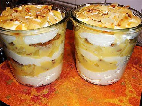 Bananen-Schichtdessert mit Eierlikör und Eis