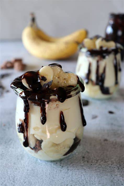 Bananen-Split-Waffel-Dessert im Glas