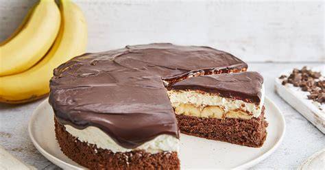 Bananen-Tassenkuchen, serviert mit Schokoraspeln und Sahne