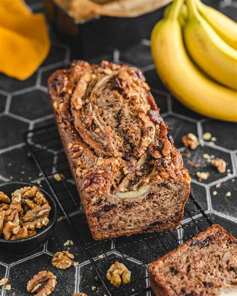 Bananenbrot Scheibe mit Walnüssen und Schokostückchen