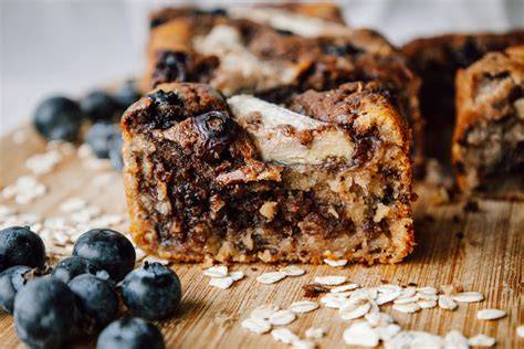 Bananenbrot in Scheiben mit Heidelbeeren und Schokodrops