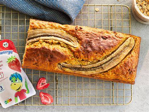 Bananenbrot mit Erdbeeren und Schokodrops auf einem Brett