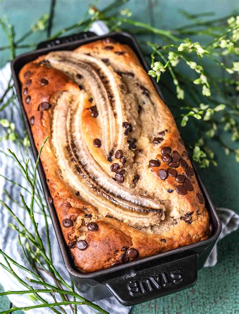 Bananenbrot mit halbierter Banane dekoriert