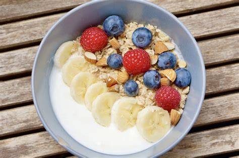 Bananenbrot zum Frühstück: mit Joghurt, Beeren und Nussmus