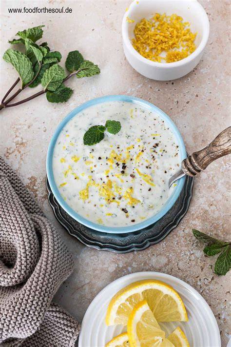 Bananeneis mit Joghurt, schön angerichtet in einer Schale, mit Minze und frischen Früchten garniert