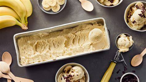 Bananeneis mit verschiedenen Toppings und Dekoration