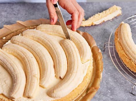 Bananenhälften dekorativ auf Biskuitboden gelegt