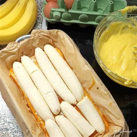 Bananenhälften dicht auf dem Tortenboden
