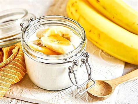 Bananenjoghurt mit Zitronensaft und Zimt