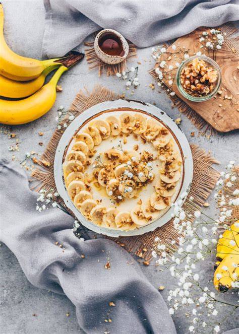 Bananenkuchen mit Bananenscheiben und Walnüssen