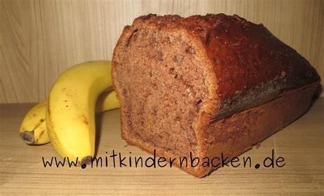 Bananenkuchen mit Beeren und Nüssen