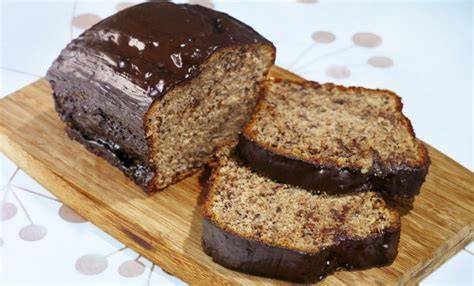 Bananenkuchen mit Schokoraspeln, auf Kühlschrank vorbereitet