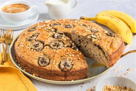 Bananenkuchen mit Vollkornmehl und ohne Zucker, belegt mit Bananenscheiben, ideal für Kinder