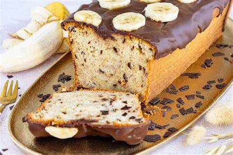 Bananenkuchen mit glänzender Schokoglasur und Pistaziendekor