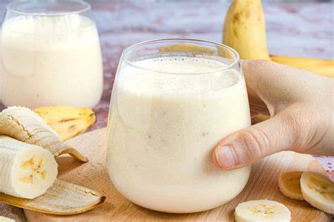 Bananenmilch im Glas mit Zimtstreusel