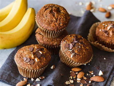 Bananenmuffins mit Schokotropfen und einer halben Banane