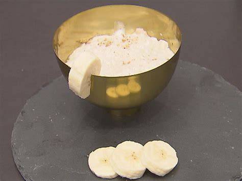 Bananenpüree und Schokostücke mischen