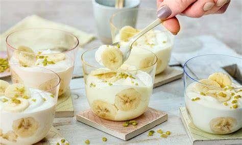 Bananenquark in Dessertgläsern mit Schokoladenblättchen