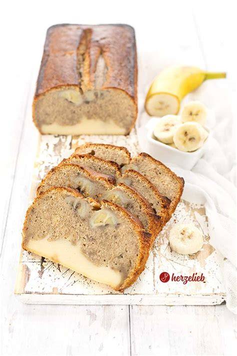 Bananenscheiben als Dekoration auf Bananenbrot