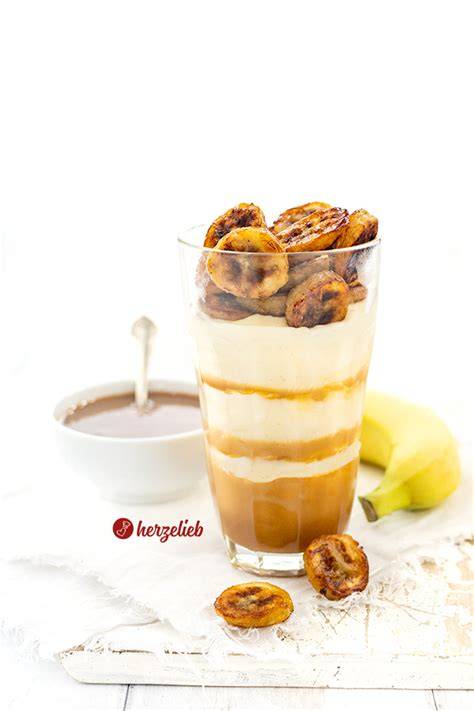 Bananenscheiben an Glasrand und Schokobrösel obenauf