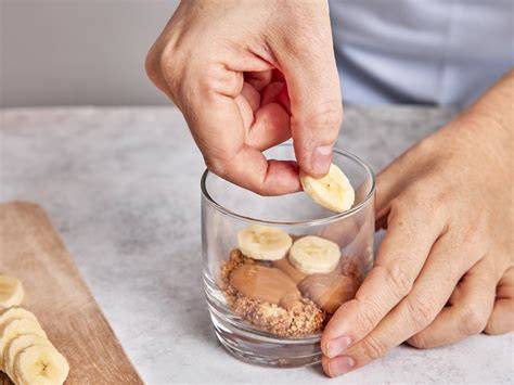 Bananenscheiben auf Marmeladenschicht verteilen