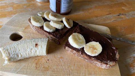 Bananenscheiben auf Zwieback mit Schokocreme