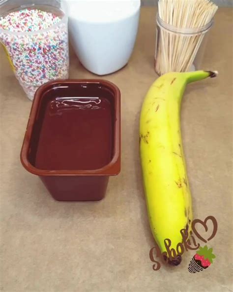 Bananenscheiben in Kuvertüre tauchen