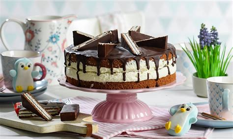 Bananenscheiben und Kinder Pingui Creme zwischen Tortenböden