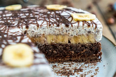 Bananensplit Torte als Kuchenklassiker auf Blech serviert