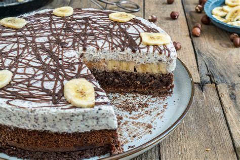 Bananensplit Torte mit Schokoladenguss und Deko