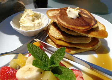 Bananenwaffeln angerichtet mit Obst und Ahornsirup