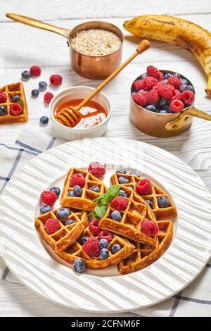 Bananenwaffeln auf Teller mit Beeren