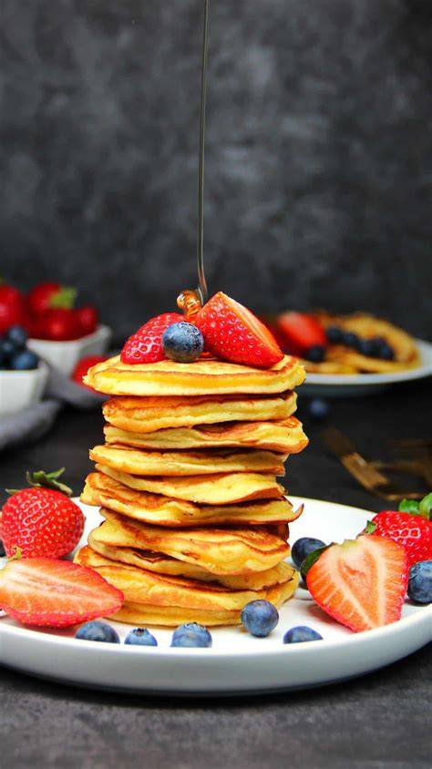Bananenwaffeln auf einem Teller mit frischen Beeren und Joghurt