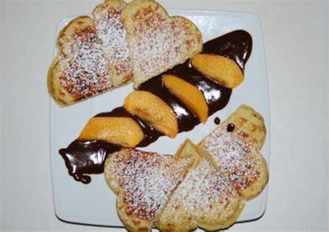 Bananenwaffeln mit Schokoladensoße und Sahne angerichtet