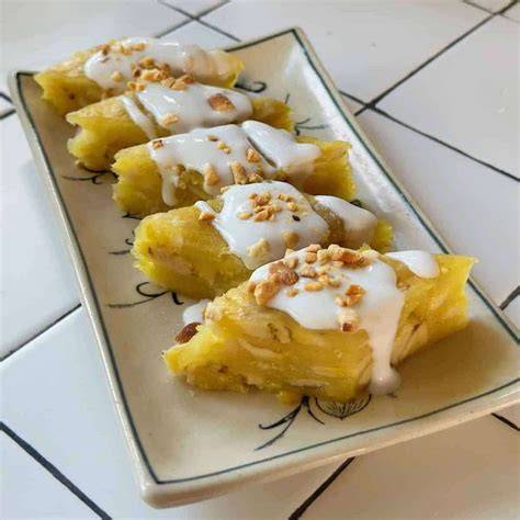 Banh Chuoi Hap gedämpfter Bananenkuchen, mit Kokossauce und Sesam-Erdnuss-Mischung