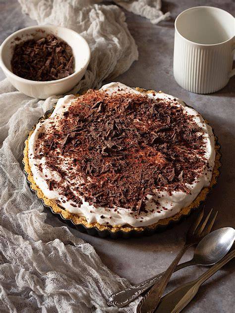 Banoffee Pie Zutaten und Schichten (Keksboden, Karamell, Bananen, Sahne)