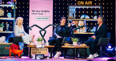 Barbara Schöneberger backt und serviert Waffeln im Podcast-Studio