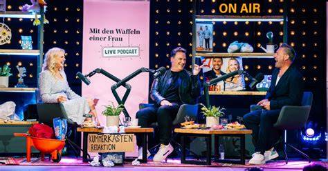 Barbara Schöneberger mit weiteren prominenten Gästen im Podcast-Studio