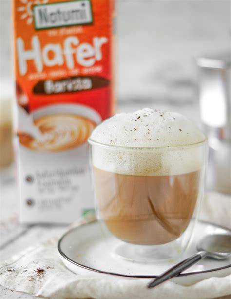 Barista-Haferdrink: Milchschaum auf veganer Trinkschokolade