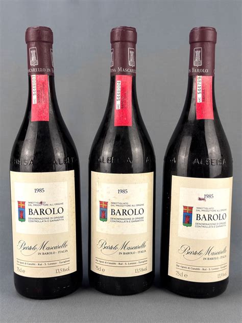 Barolo-Flasche neben Reifekeller